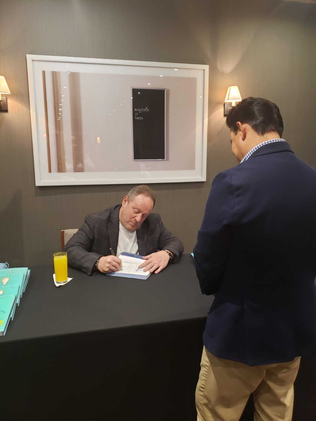 Primer firma de autógrafos